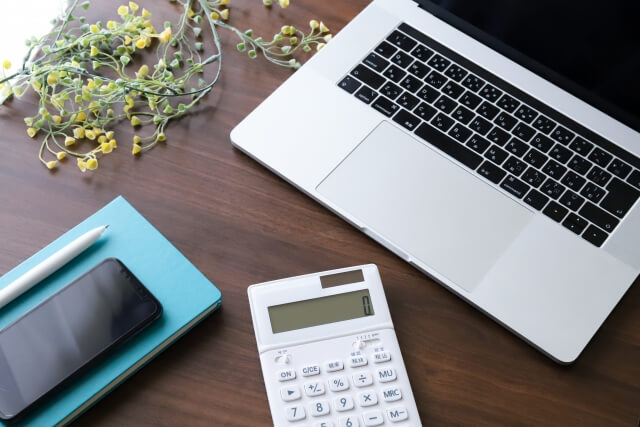 ノートパソコンと電卓とスマートフォン