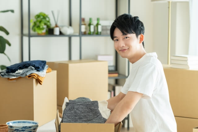 引っ越し荷造りをする男性の笑顔