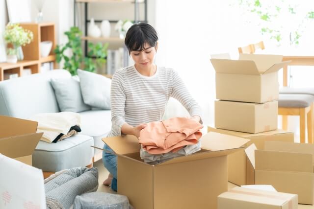 新居で段ボールを開ける男性