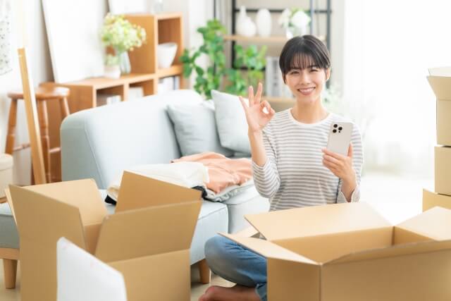 引っ越し準備をする女性の微笑み