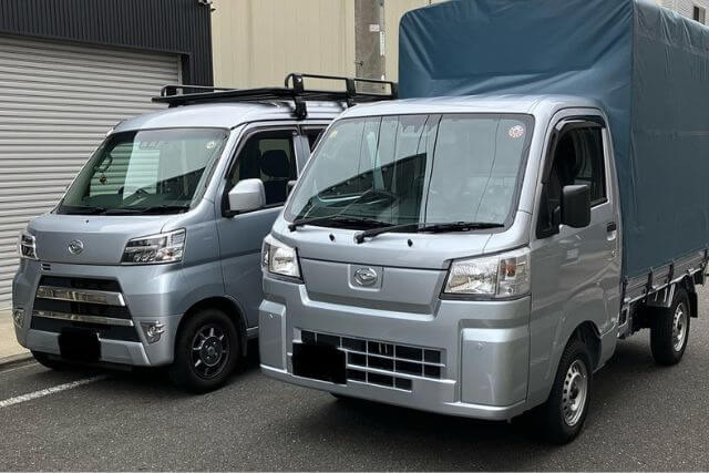 駐車された二台の軽トラック